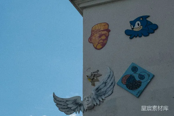 一面贴满了 sticker 的大楼
