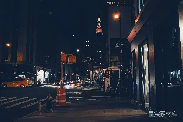 高清摄影 夜晚的城市街道上有红绿灯。