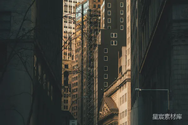 高清摄影 一条街道，背景中有高楼大厦。