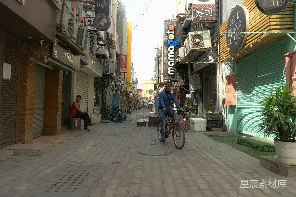 高清摄影 一个骑自行车的人沿着街道骑行