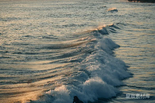 一个男人骑在冲浪板上 surfing atop a wave