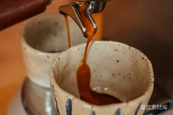 咖啡机 Pouring一杯咖啡