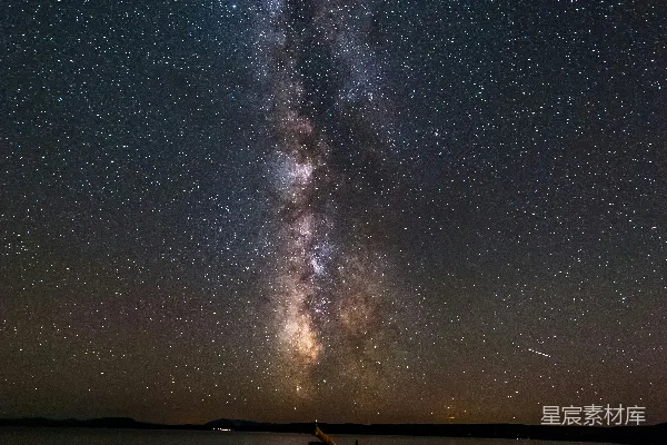 夜空之中繁星点点，映衬着一片水面。
