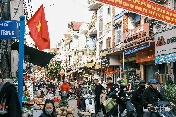 高清摄影 越南繁忙的街道场景，有摩托车和旗帜。