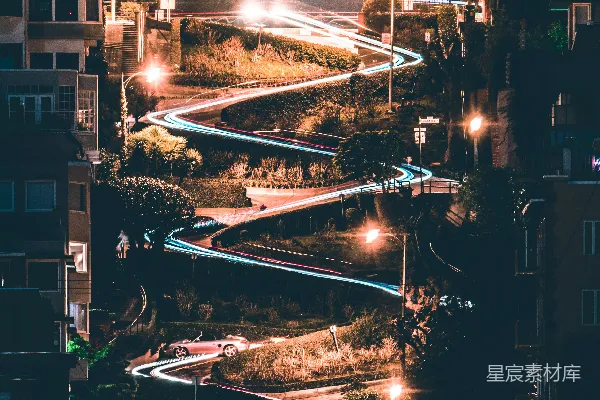高清摄影 夜晚水边的一座白色和棕色的建筑