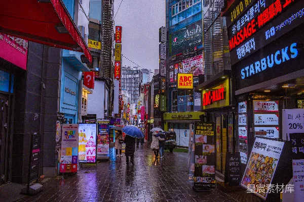 高清摄影 一个人打着伞走在街上。