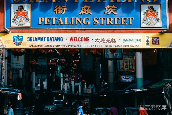 高清摄影 一群人走过一栋建筑物。