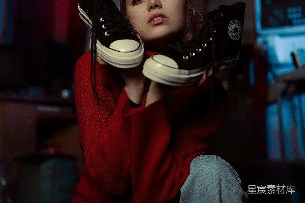 一个穿着红色毛衣和黑色鞋的女人