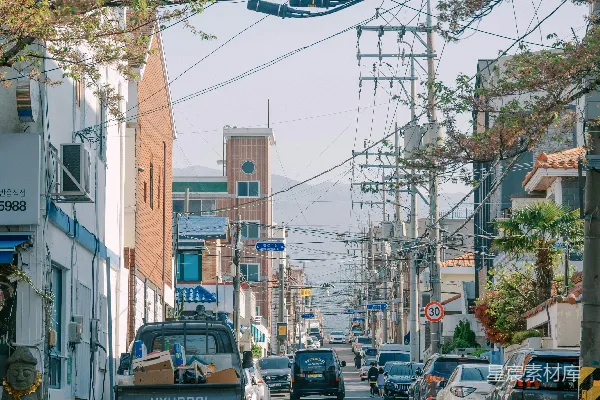 高清摄影 一条城市街道，两边都停着车。