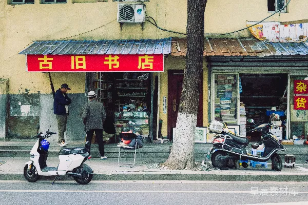 高清摄影 停在街道边的一辆摩托车