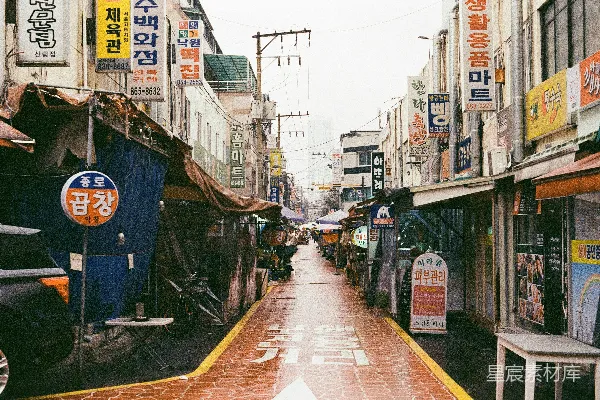 高清摄影 白天，人们走在建筑物之间的人行道上。