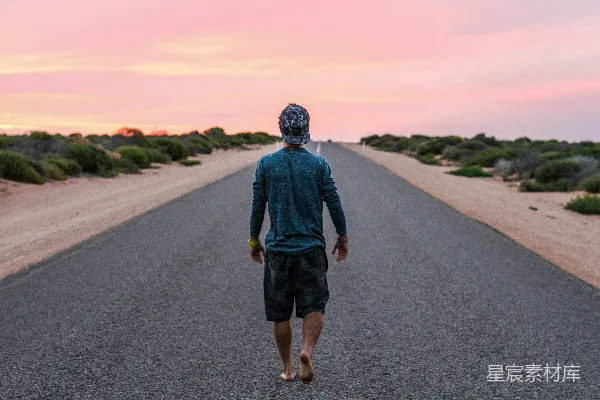 高清摄影 一个男人在灰色混凝土路上行走。