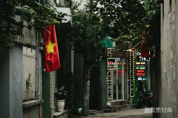 高清摄影 狭窄的巷子，挂着越南国旗和商店。