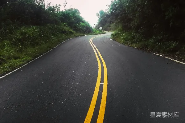 高清摄影 灰色沥青弯曲道路