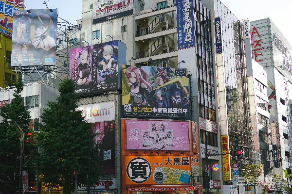 高清摄影 一大群人站在一幢高楼前。