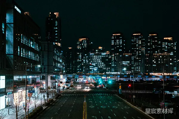 高清摄影 夜晚的一条城市街道，车流繁忙。
