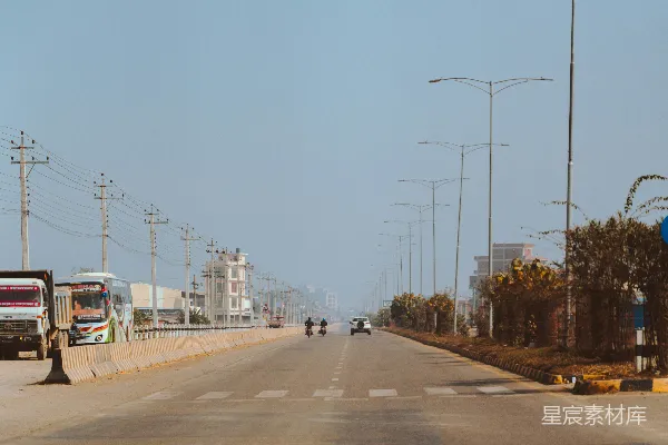 高清摄影 一条长长的空街道，只有几辆车在上面。