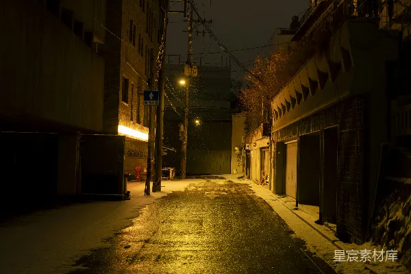 高清摄影 夜晚一条黑暗的街道，没有车通行。
