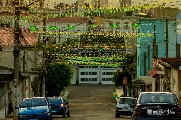 高清摄影 一条街道，两边有汽车和建筑物。