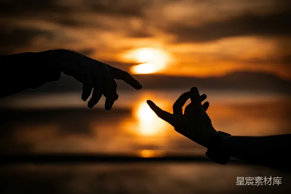夕阳下双手相牵的场景