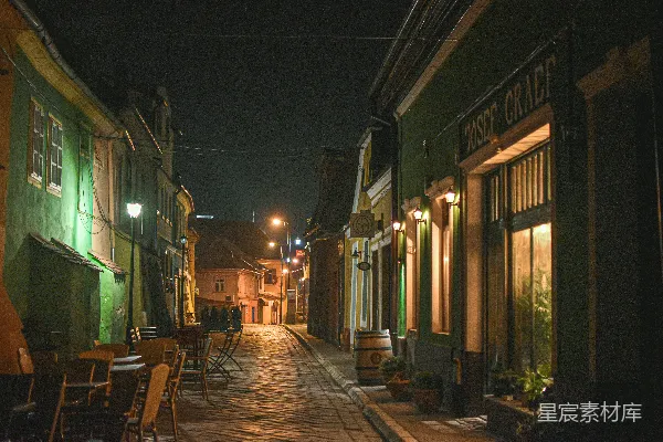 高清摄影 一条用鹅卵石铺成的街道，两旁摆放着桌子和椅子。