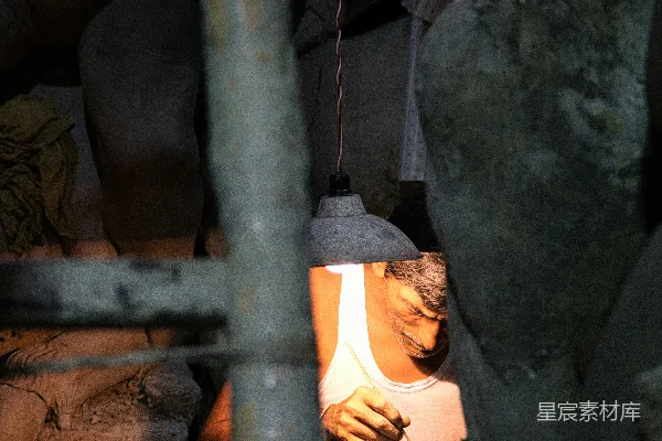 高清摄影 一个男人正在制作一件陶器。