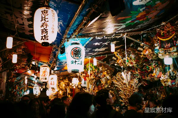高清摄影 一群人围站在一家商店周围
