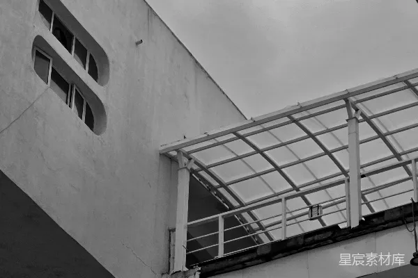 现代建筑有空中走廊和阴天天空