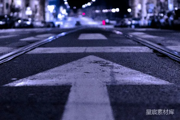 高清摄影 道路的浅景深摄影，带有向前箭头的插图