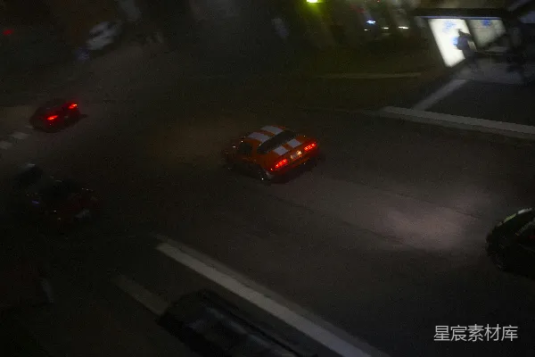 高清摄影 一张夜晚的城市街道模糊的照片