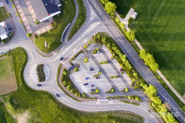 高清摄影 白天在公路上拍摄车辆的空中照片