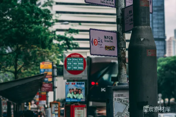高清摄影 一个男人在路标附近行走。