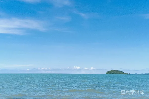 一排木桩矗立在海滩上