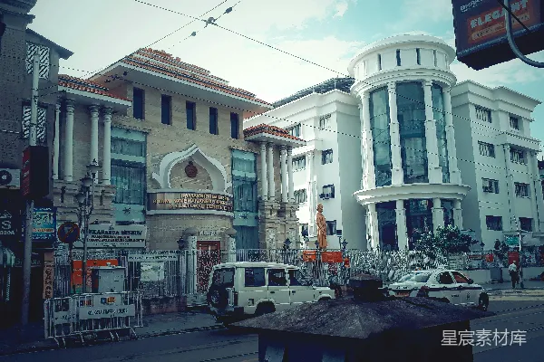 高清摄影 一条街道，街道两旁有建筑物和汽车。