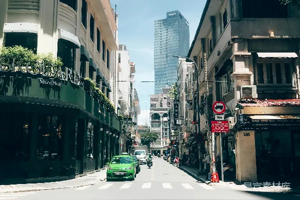 高清摄影 白天，建筑物之间马路边停着的汽车。