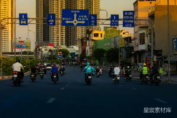 高清摄影 一群人骑着摩托车沿着街道前行
