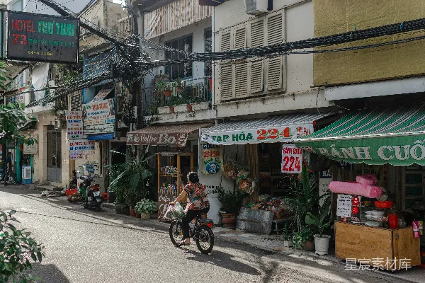 高清摄影 一个人在街上骑自行车