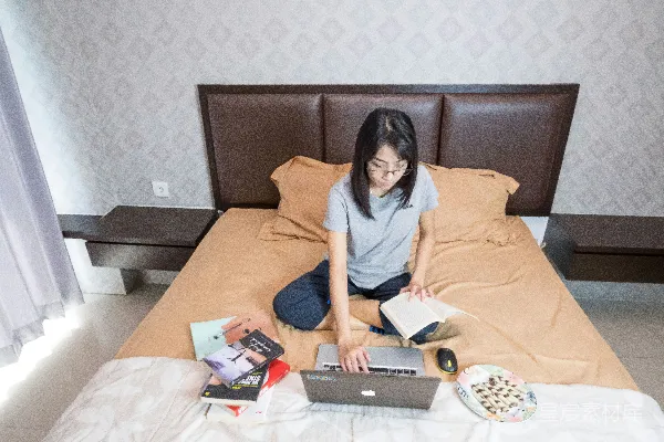 灰上衣的女人坐在棕色的长沙发上