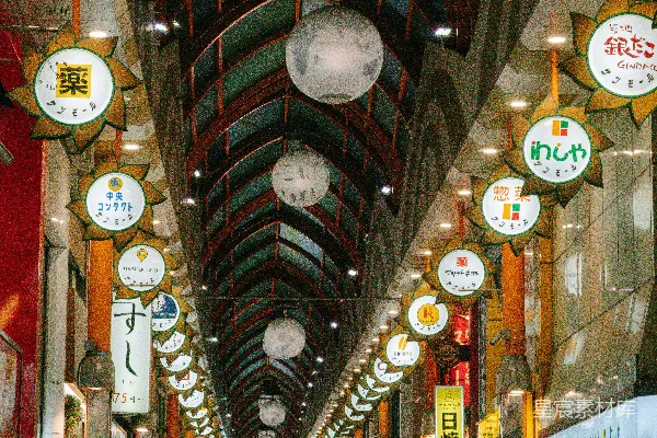 高清摄影 一个繁忙的日本游戏厅，挤满了人。