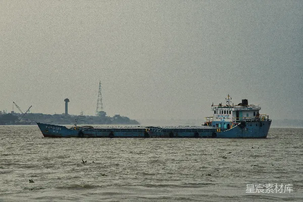 高清摄影 一艘大船漂浮在一片大水域上