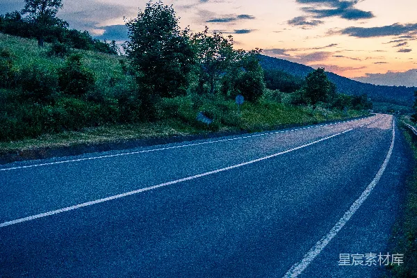 高清摄影 一条空旷的道路，路旁有一个停车标志。