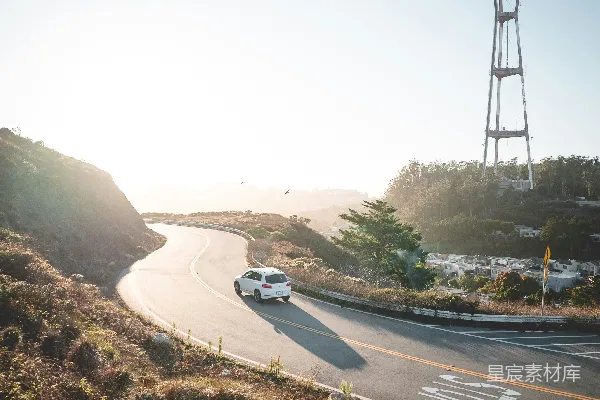 高清摄影 白天，道路旁有辆白色车辆靠近电塔。