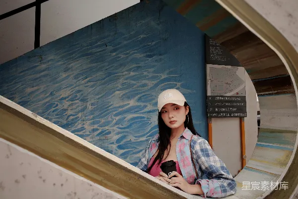 戴贝雷帽的年轻女子穿着格子衫室内场景