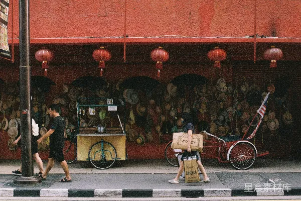 高清摄影 一群人走过一家商店的街道。