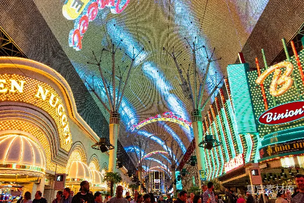 高清摄影 靠近建筑物的人