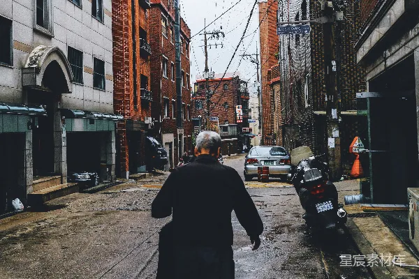 高清摄影 一张男人站在空旷的道路上，旁边停着摩托车的照片。