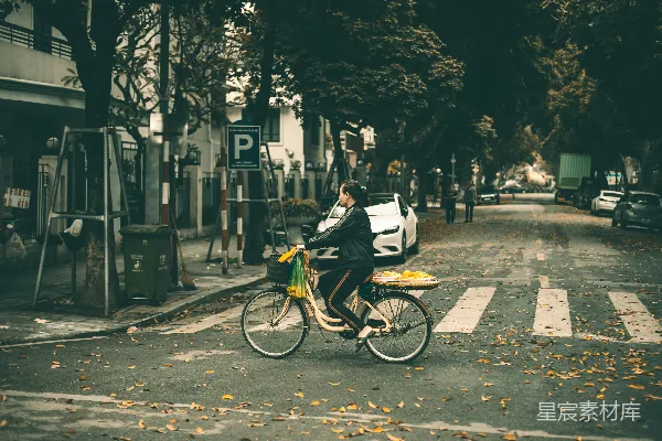 高清摄影 穿着白色衬衫的男人在白天的道路上骑自行车。