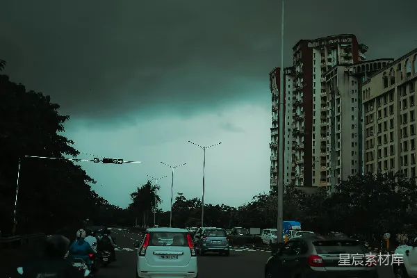 高清摄影 一条城市街道上车流不息，天空阴云密布。