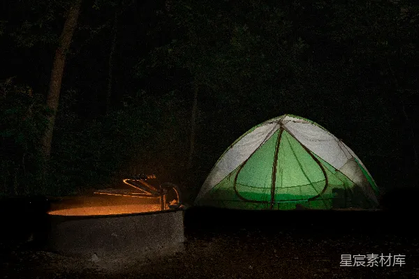 绿色的帐篷在灰色沙滩上的夜晚