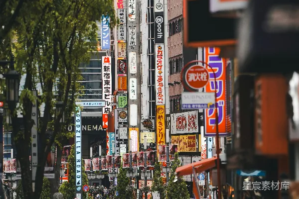 高清摄影 一条挤满了大量人的繁忙城市街道